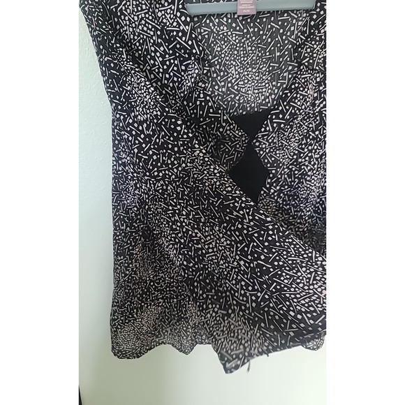 Laura Scott Woman's Size X Large Flared Sleeve Blouse Black White Flouncy - Picture 4 of 8